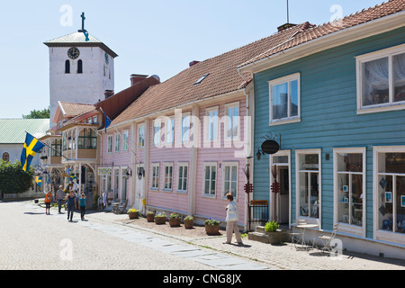 Les touristes sur une rue commerçante à Marstrand, Suède Banque D'Images