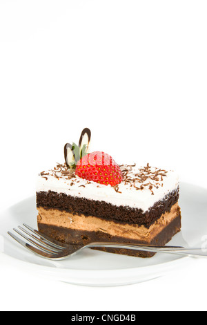 Morceau de gâteau au chocolat, à la fraise sur le dessus décorer Banque D'Images