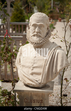 Holland, Leyde, Hortus Botanicus, jardin botanique de l'Université de Leyde, statue de Carolus Clusius. Banque D'Images