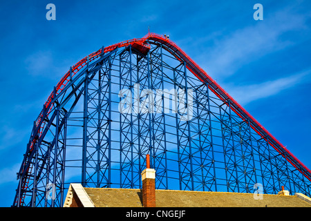 Le grand tour de montagnes russes au Pleasure Beach Blackpool. Banque D'Images