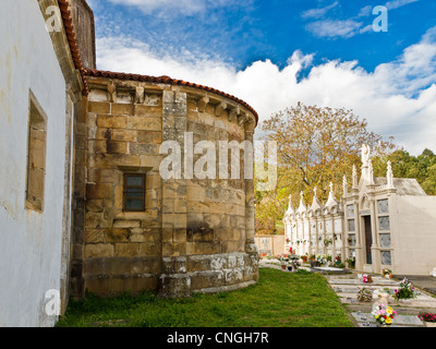 Cimetière et l'abside romane de l'église de Santa Maria de Merza à Vila de Cruces, la Galice au nord-ouest de l'Espagne Banque D'Images