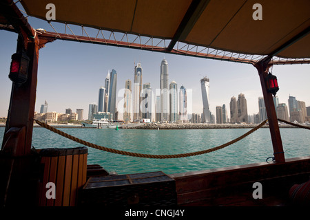 Les gratte-ciel de la zone 'Dubai Marina' vu d'un dhow traditionnel - Dubaï (Emirats Arabes Unis) gratte- ciel à Dubaï. Banque D'Images