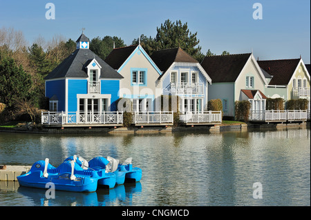 Maisons colorées et des pédalos au lac à la Belle Dune Holiday Village, Fort-Mahon-Plage, Picardie, France Banque D'Images