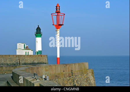 Phare et balise maritime le long de la jetée sur la Manche au Tréport, Haute-Normandie, Côte d'Albâtre, France Banque D'Images