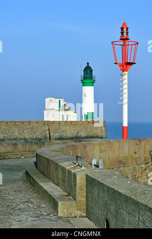 Phare et balise maritime le long de la jetée sur la Manche au Tréport, Haute-Normandie, Seine-Maritime, France Banque D'Images