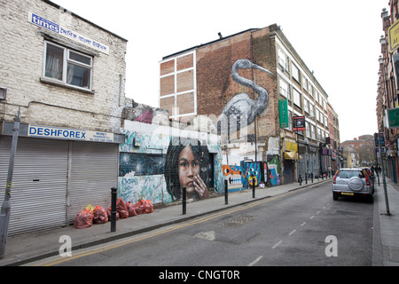 Les bâtiments couverts de graffitis autour de Brick Lane dans l'Est de Londres, UK Banque D'Images