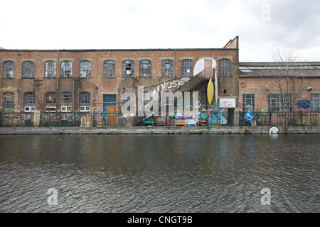 Bâtiments le long du canal près de vieille Ford et du Parc olympique dans l'Est de Londres, Royaume-Uni. Banque D'Images