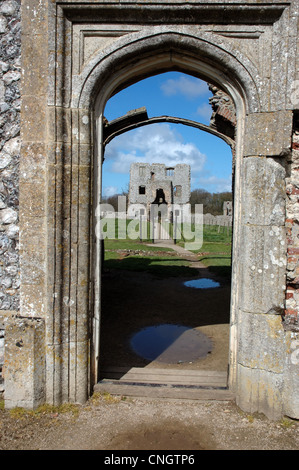 Châtelet d'intérieur de Baconsthorpe Château, Norfolk, vu à travers la porte de la guérite extérieure Banque D'Images
