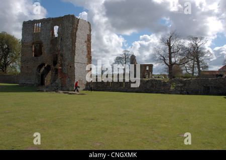 Voir l'ensemble du quadrilatère du Château Baconsthorpe, Norfolk, en regardant vers la porte intérieure Banque D'Images