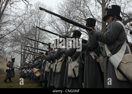 Formation de soldats autrichiens à Tvarozna, République tchèque. Reconstitution de la bataille d'Austerlitz (1805). Banque D'Images