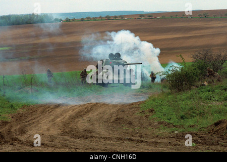 Attaque des troupes soviétiques. Reconstitution de la bataille de Orechov (1945) dans la région de Orechov u Brna, République tchèque. Banque D'Images