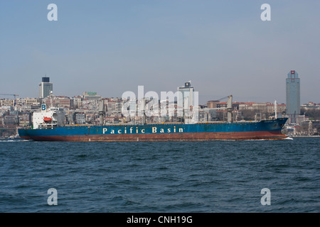 Navire de vrac sec du bassin du Pacifique sur le Bosphore, Istanbul, Turquie Banque D'Images