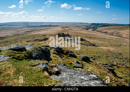 Une vue à partir de peu d'Longaford Longaford et tors dans le Dartmoor National Park, Devon à la vue au sud vers Royal Hill Banque D'Images