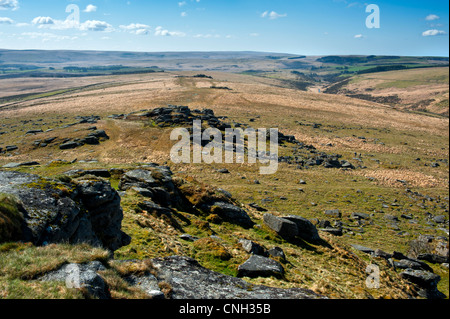 Une vue à partir de peu d'Longaford Longaford et tors dans le Dartmoor National Park, Devon à la vue au sud vers Royal Hill Banque D'Images