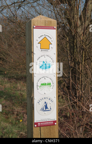 Un poteau de signalisation sur un droit de passage public à Trimpley, Worcestershire, Angleterre, RU montrant la Severn Way Banque D'Images