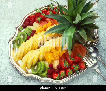 Plateau de fruits frais sur silver tray Banque D'Images