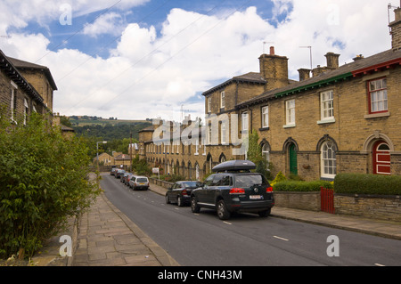 Les logements construits en terrasses pour les travailleurs de Saltaire mill dans la ville de Leeds Bradford dans le Yorkshire de l'ouest Banque D'Images