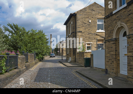 Rue Pavée, le long du chemin de fer à saltaire, dans la ville de Leeds Bradford West Yorkshire dans la cheminée avec vue sur la pile Banque D'Images