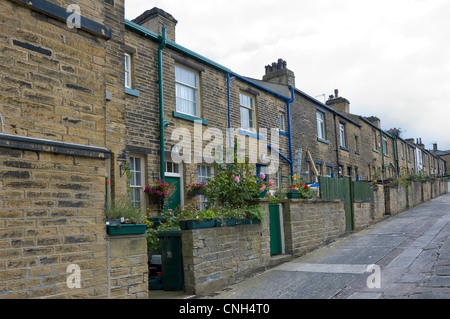 Dans un logement en terrasses à backstreet Saltaire moulin dans la ville de Bradford, West Yorkshire Leed Banque D'Images