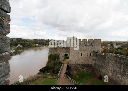 Le Château de Chepstow - la Grande Tour vue de la barbacane- Chepstow est un château normand situé au-dessus des rives de la rivière Wye dans le sud-est du pays de Galles. La construction a commencé en 1067, moins d'un an après Guillaume le Conquérant est couronné roi d'Angleterre. Construit par Norman lord William FitzOsbern. Banque D'Images