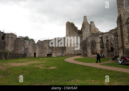 Le Château de Chepstow - Inner Bailey Chepstow est un château normand situé au-dessus des rives de la rivière Wye dans le sud-est du pays de Galles. La construction a commencé en 1067, moins d'un an après Guillaume le Conquérant est couronné roi d'Angleterre. Construit par Norman lord William FitzOsbern. Banque D'Images