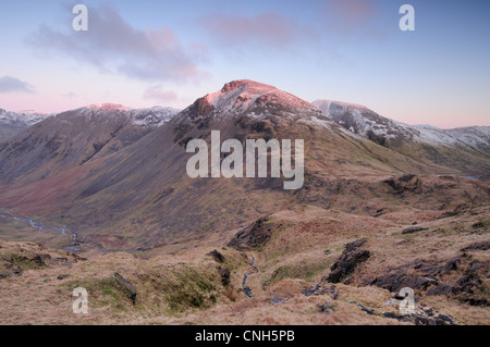 L'aube rose la lumière du soleil sur le grand pignon et le Corridor vert de pignon sur Route Scafell Pike. Lake District sur la montagne. Banque D'Images