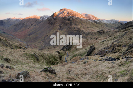 L'aube la lumière du soleil sur le grand pignon, sur la montagne dans le Lake District, à partir de la Route du Corridor de Scafell Pike Banque D'Images