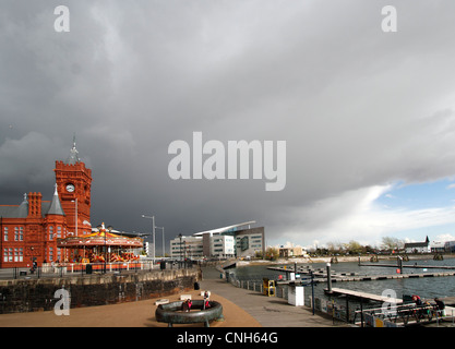 À propos à la pluie - Docks de Cardiff - dockland revitalisé appuient maintenant de nouvelles affaires Banque D'Images