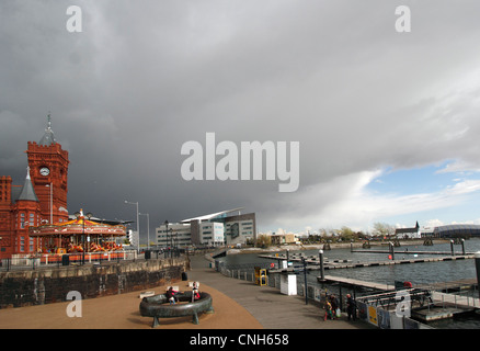 À propos à la pluie - Docks de Cardiff - dockland revitalisé appuient maintenant de nouvelles affaires Banque D'Images