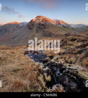 Spouthead Gill et l'aube la lumière du soleil sur le grand pignon, sur la montagne dans le Lake District Banque D'Images