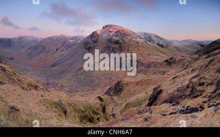 L'aube rose la lumière du soleil sur le Grand Chef de la tuyère de pignon sur la Route du corridor jusqu'Scafell Pike, Lake District Banque D'Images