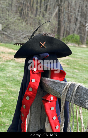 Révolution américaine armée continentale et veste hat reposant sur un poteau de clôture dans le Parc National de Jockey Hollow, New Jersey, USA. Banque D'Images