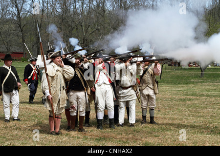 Une reconstitution de la Révolution américaine, l'armée continentale du tournage en Jockey Hollow - Morristown National Historic Park, NJ Banque D'Images