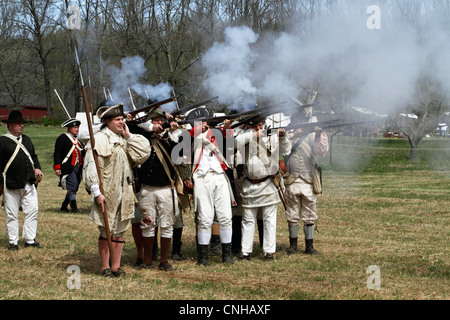 Une reconstitution de la Révolution américaine, l'armée continentale du tournage en Jockey Hollow - Morristown National Historic Park, NJ Banque D'Images