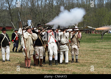 Une reconstitution de la Révolution américaine, l'armée continentale du tournage en Jockey Hollow - Morristown National Historic Park, NJ Banque D'Images