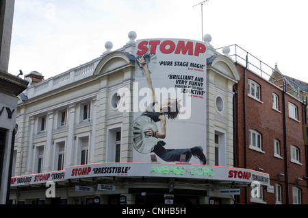 Le nouveau Theatre avec billboard pour Stomp le musical London Uk West street, près de Covent garden Banque D'Images