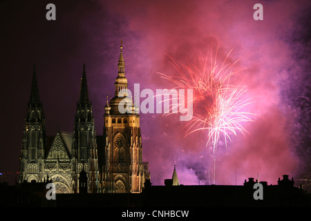 Plus d'artifice du Nouvel An la Cathédrale St Vitus dans le château de Prague à Prague, en République tchèque, le 1er janvier 2008. Banque D'Images