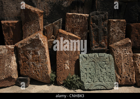 Les khatchkar médiéval en face de la Surb Arakelots dans l'Église Monastère Sevanavank sur le lac Sevan en Arménie. Banque D'Images