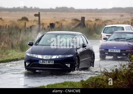 Les automobilistes à faire leur chemin à travers les routes inondées de Swansea, dans le sud du Pays de Galles, UK après de fortes pluies. Banque D'Images