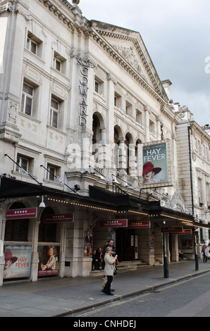 Noel Coward Theatre St Martin's Lane London Uk Billboard pour la fièvre des foins par Noel Coward Banque D'Images