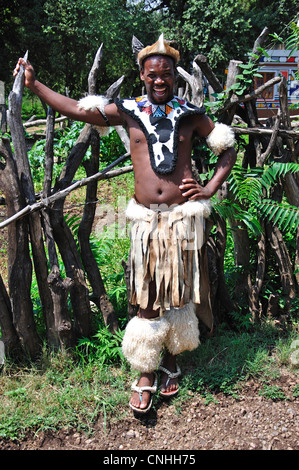 Guerrier zoulou au village culturel Lesedi African, Broederstroom, Johannesburg, la Province de Gauteng, Afrique du Sud Banque D'Images