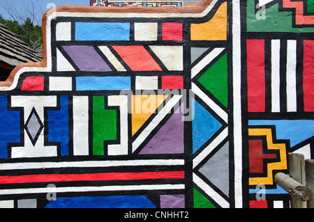 Ndebele-design entrée de Lesedi African Cultural Village, Broederstroom, Johannesburg, Gauteng, Afrique du Sud Banque D'Images