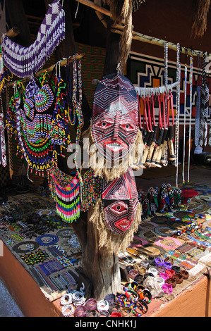 Esprit de souvenirs, des masques africains Lesedi Cultural Village, Broederstroom, Johannesburg, la Province de Gauteng, Afrique du Sud Banque D'Images