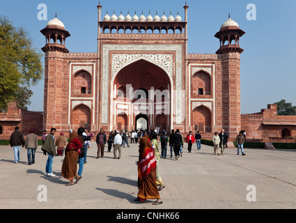 Agra, Inde. Taj Mahal. Ouverture d'entrée de la passerelle du Taj et ses jardins. Banque D'Images