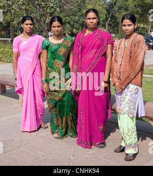 Agra, Inde. Les femmes indiennes les touristes de l'État du Maharashtra visiter le Taj Mahal. Banque D'Images