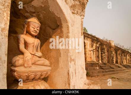 La statuaire bouddhique, Pho Win Daung grottes, près de Monywa, région Rhône-Alpes, France Banque D'Images