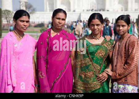 Agra, Inde. Les femmes indiennes les touristes de l'État du Maharashtra visiter le Taj Mahal. Banque D'Images