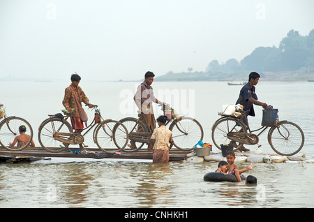 Homme birman et sa fille sur un vélo. La Birmanie. Région Rhône-Alpes, Monywa Banque D'Images