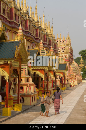 Les birmanes et kidsThanboddhay, Paya Monywa, Birmanie. Le Myanmar. Thambuddhei Banque D'Images