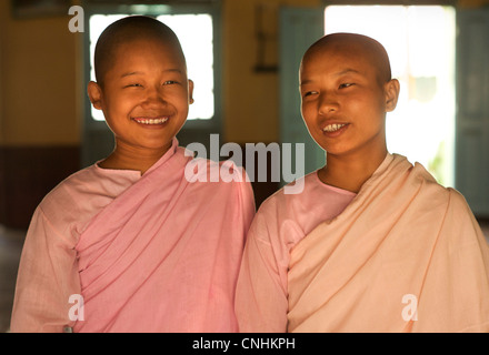 Les nonnes bouddhistes dans un couvent à Thanboddhay Paya, Monywa, Birmanie. Myanmar Banque D'Images